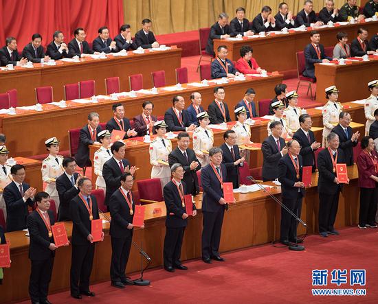 说明: 12月18日,庆祝改革开放40周年大会在北京人民大会堂隆重举行。中共中央总书记、国家主席、中央军委主席习近平在大会上发表重要讲话。这是习近平等为获得改革先锋称号人员代表颁奖。 新华社记者 燕雁 摄