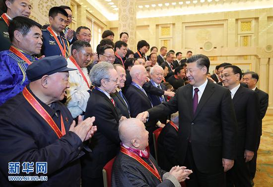 说明: 12月18日,庆祝改革开放40周年大会在北京人民大会堂隆重举行。中共中央总书记、国家主席、中央军委主席习近平在大会上发表重要讲话。这是庆祝大会结束后,习近平等会见受表彰人员及亲属代表。 新华社记者 鞠鹏 摄