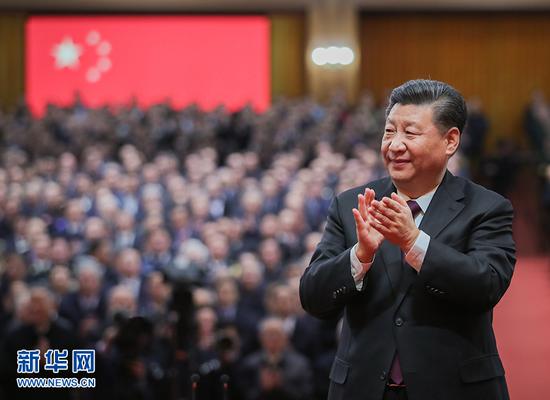 说明: 12月18日,庆祝改革开放40周年大会在北京人民大会堂隆重举行。中共中央总书记、国家主席、中央军委主席习近平在大会上发表重要讲话。这是习近平鼓掌向受表彰人员表示祝贺。 新华社记者 谢环驰 摄